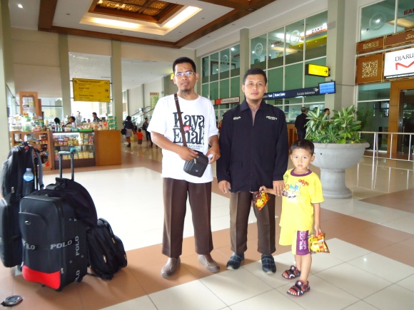 Di Bandara Adi Sumarmo, Solo, sesaat sebelum meninggalkan kota Solo